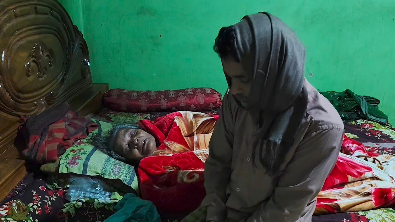 কাল সারারাত ঘুমাতে পারি নাই হঠাৎ মার শরীরটা খারাপ 