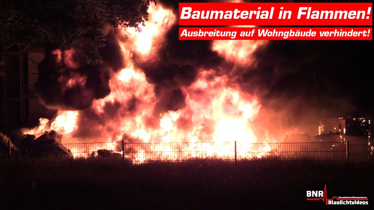 [BAU- UND DÄMMMATERIAL BRENNT LICHTERLOH] Brandausbreitung auf Wohngebäude verhindert!