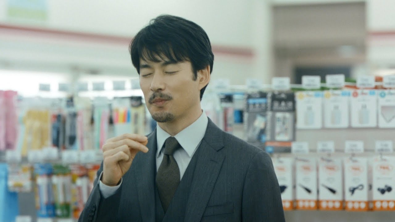 竹野内豊、コンビニで妄想… お茶目な姿を部下に見られ赤面！？ 『PARM(パルム)』新CM「結論、パルム。」篇