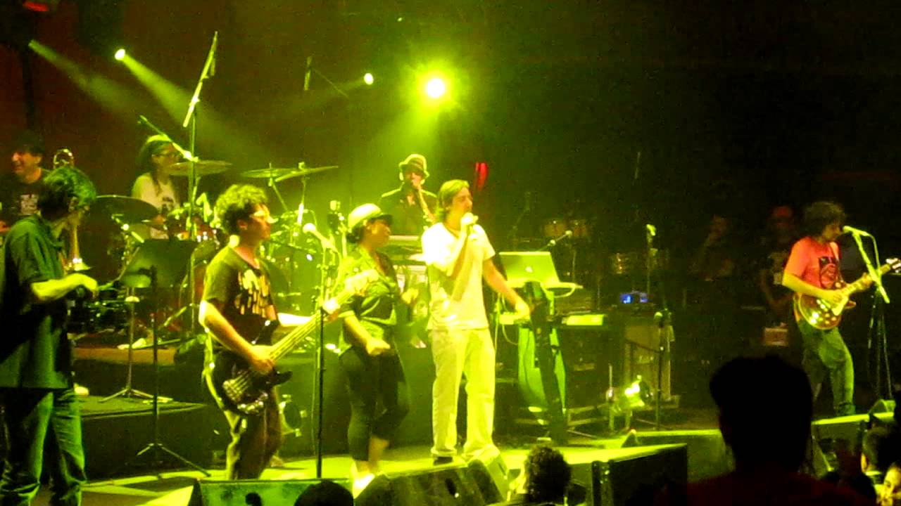 Los Tetas feat. Ana Tijoux - La Medicina (Teatro Caupolicán / 21-12-11)