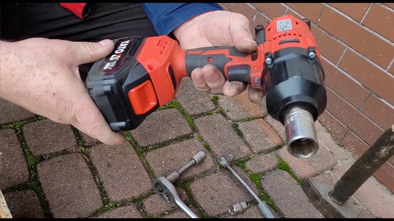 Wymiana opon - podnośnik samochodowy żaba lewarek 2,5T - niskoprofilowy Best i klucz Yato YT 82806.