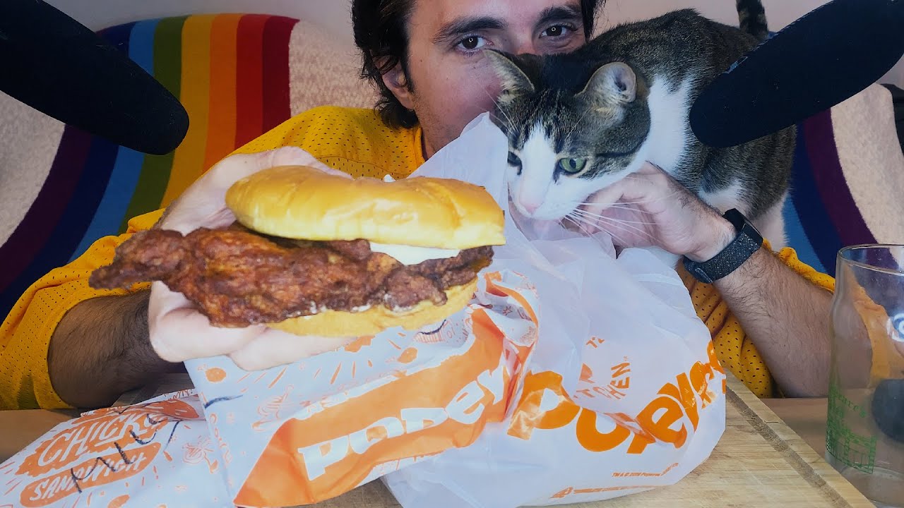 Пробуем НОВЫЙ СЭНДВИЧ С ПОТЕРЯННОЙ КУРИЦЕЙ Popeyes вместе с моим котом!