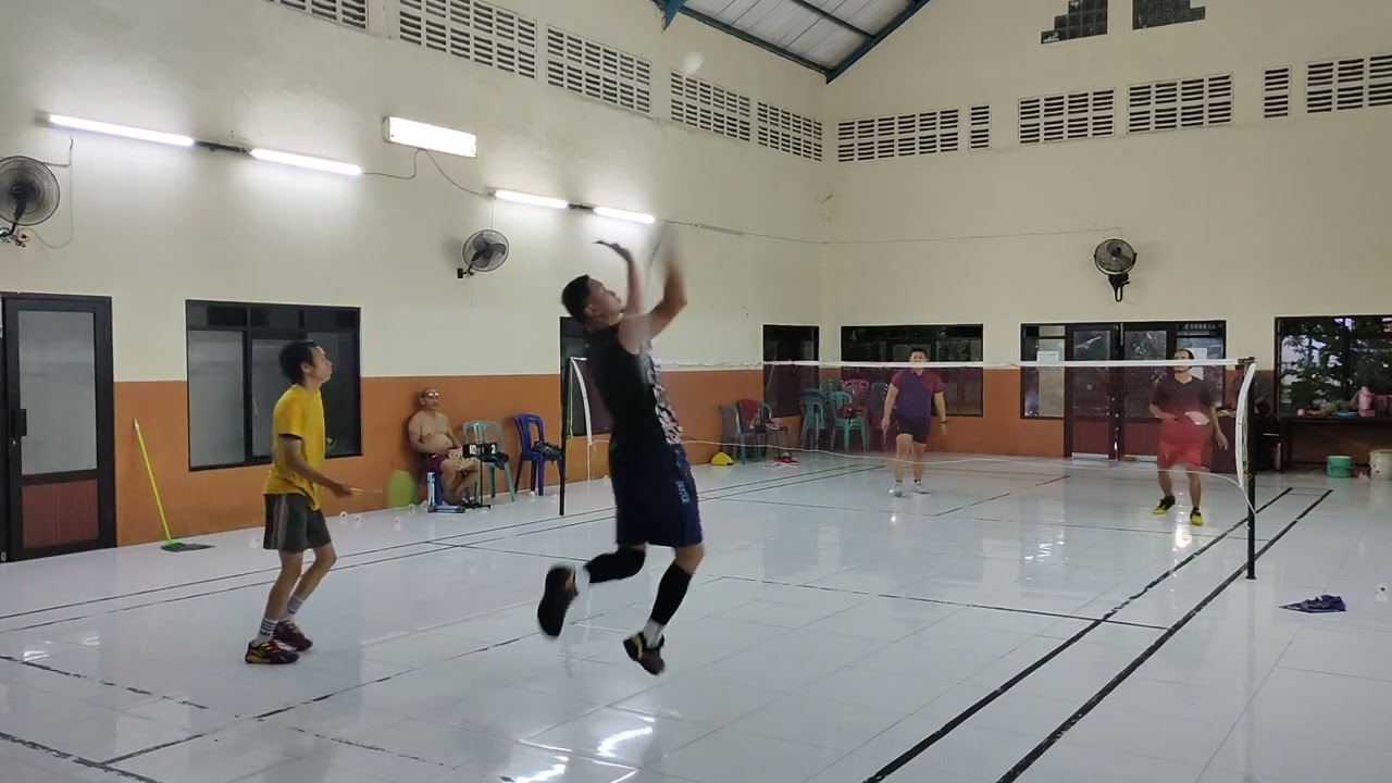 pertandingan latihan badminton seru 