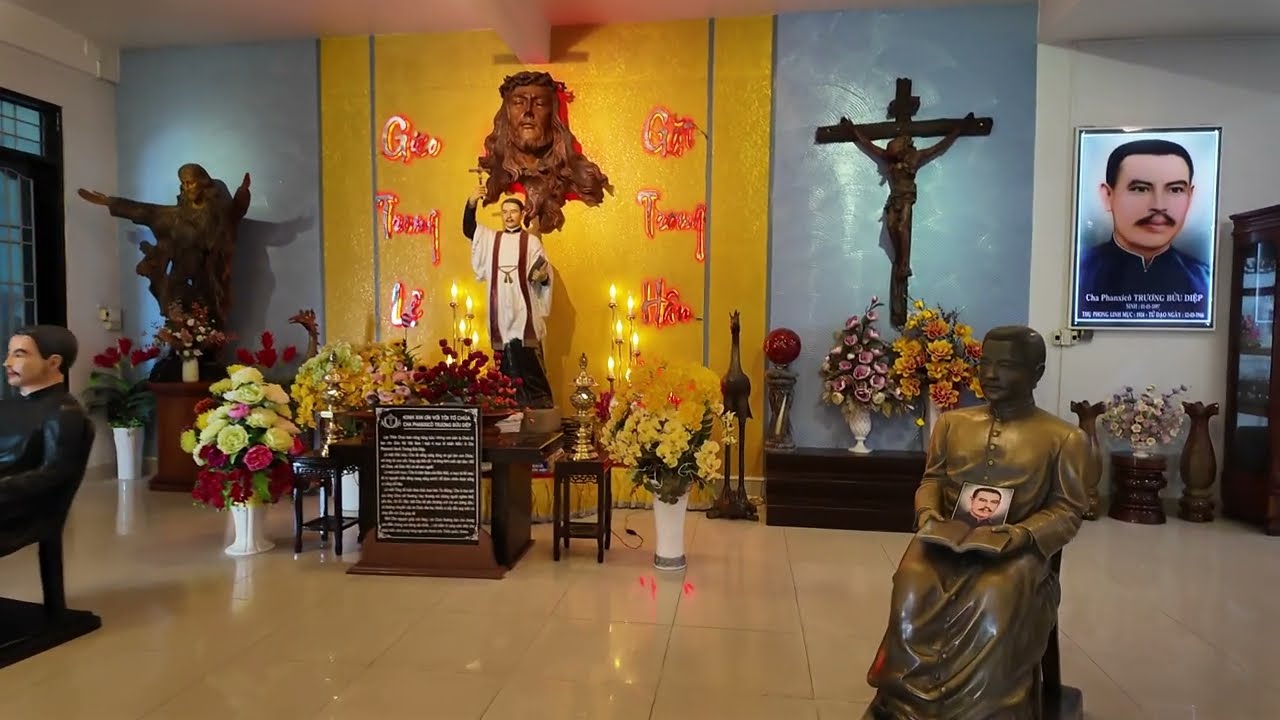 Nhiều Người Không Có Đạo Đến Viếng Cha Trương Bửu Diệp Tại Nhà Thờ Tắc Sậy Để Xin Ơn