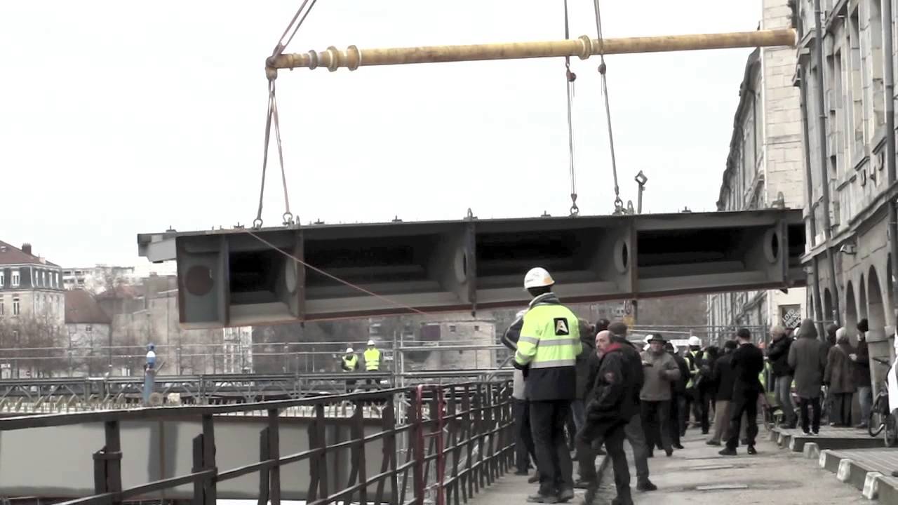 Assemblage des derniers éléments du pont Battant, Besançon