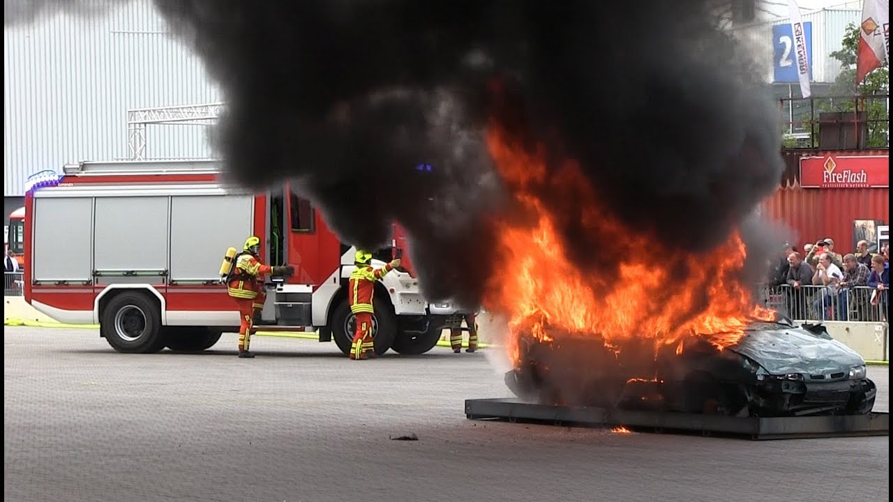 Löschen eines Fahrzeugbrands mit Druckluftschaum | Interschutz 2015