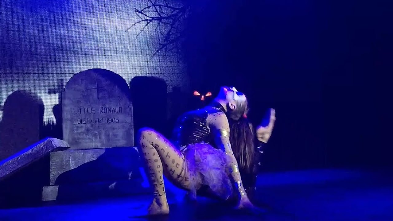 ...Scary Halloween Contortion... - Agnieszka Marczak & Grupa Ego