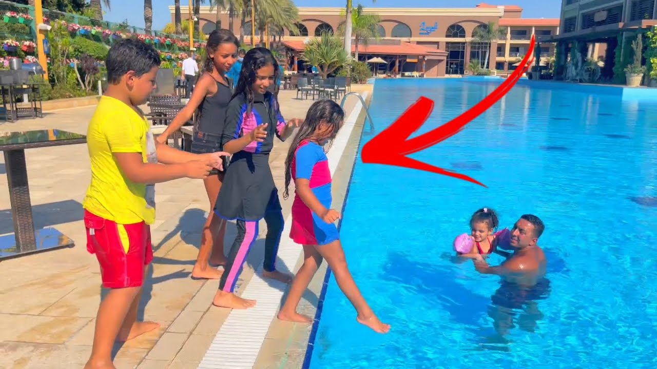 بنت صغيره بتمشى على المياه !! شوفو عملت ايه ؟