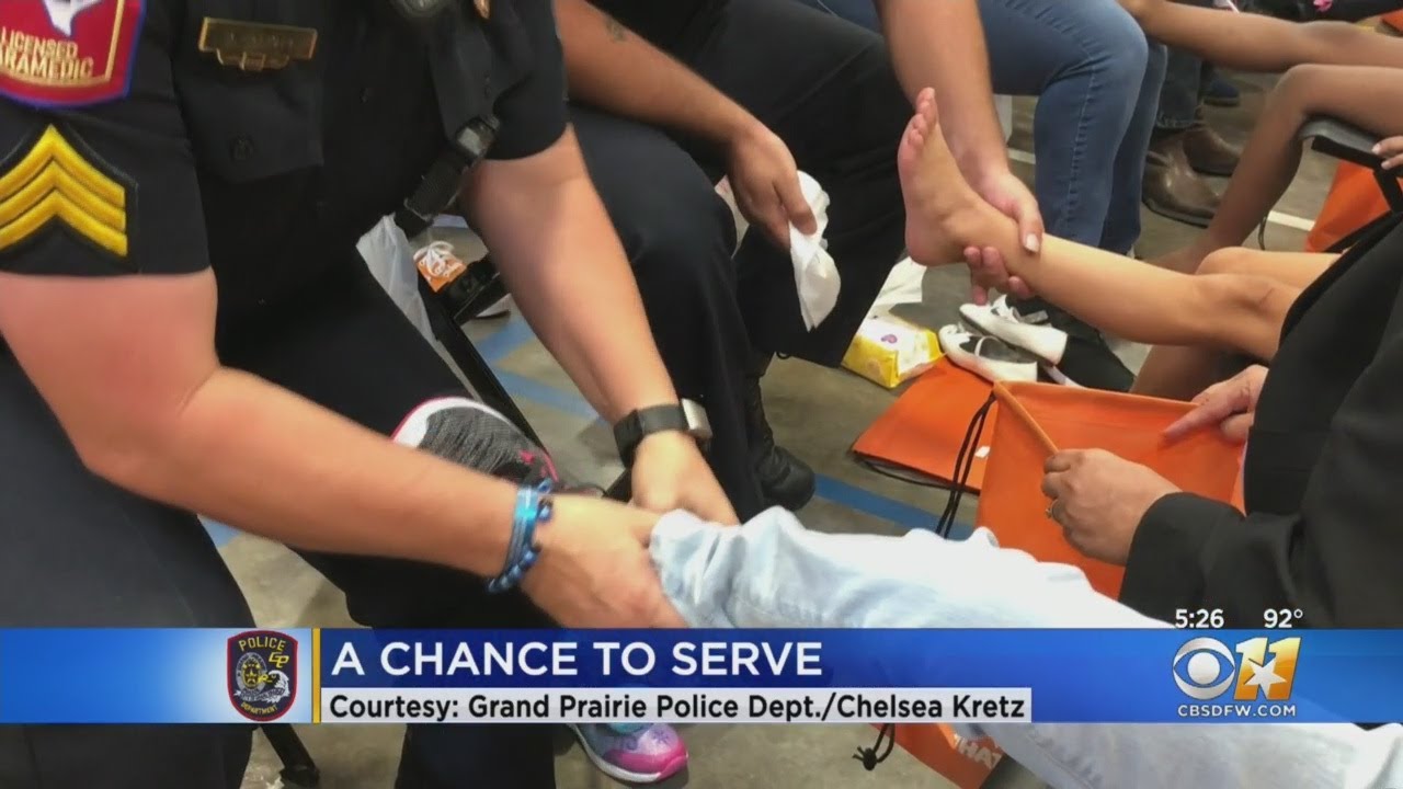 Grand Prairie Police Give Elementary School Kids New Shoes And Socks