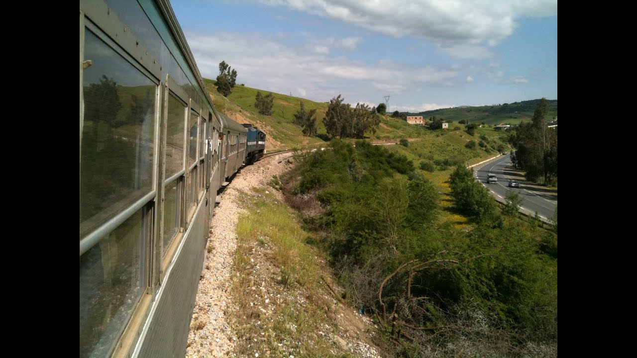 SNTF : train régional Thenia - Lakhdaria - rame ordinaire locomotive diesel