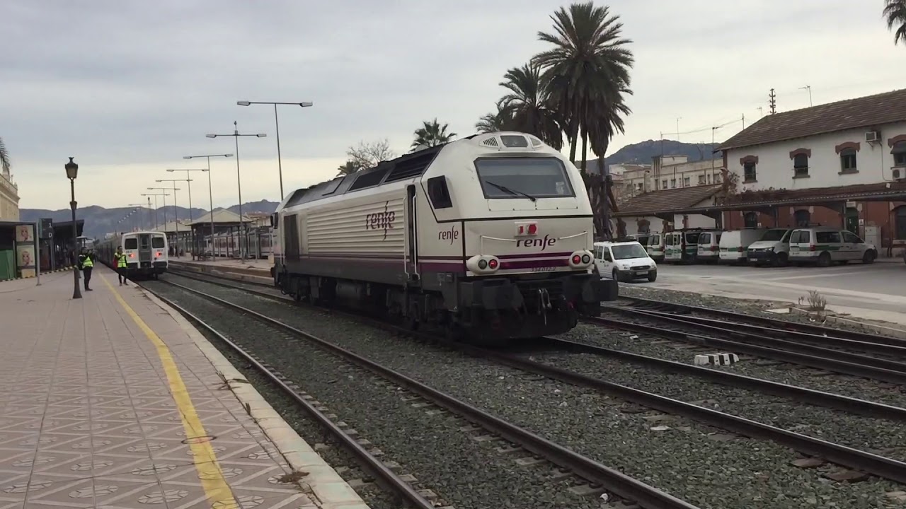 Locomotora 334.012.4 haciendo maniobras en la estación de Murcia del Carmen.