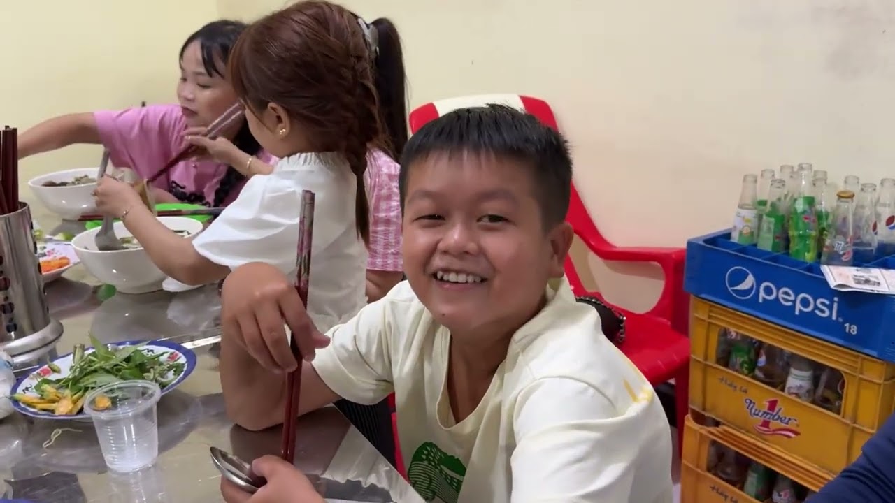Sau khi trãi nghiệm vui chơi Huy Tí Hon và mấy anh chị thưởng thức bún mắm gặp ông chủ vui tính