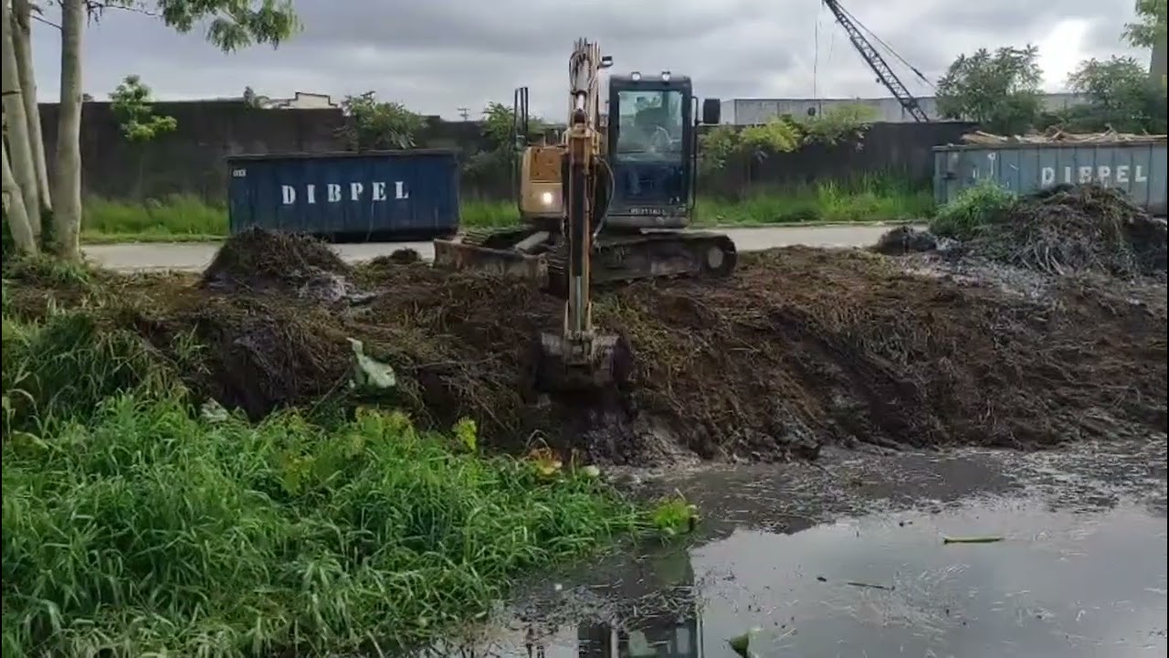 Limpeza de córrego com a Sany7, 5 toneladas 