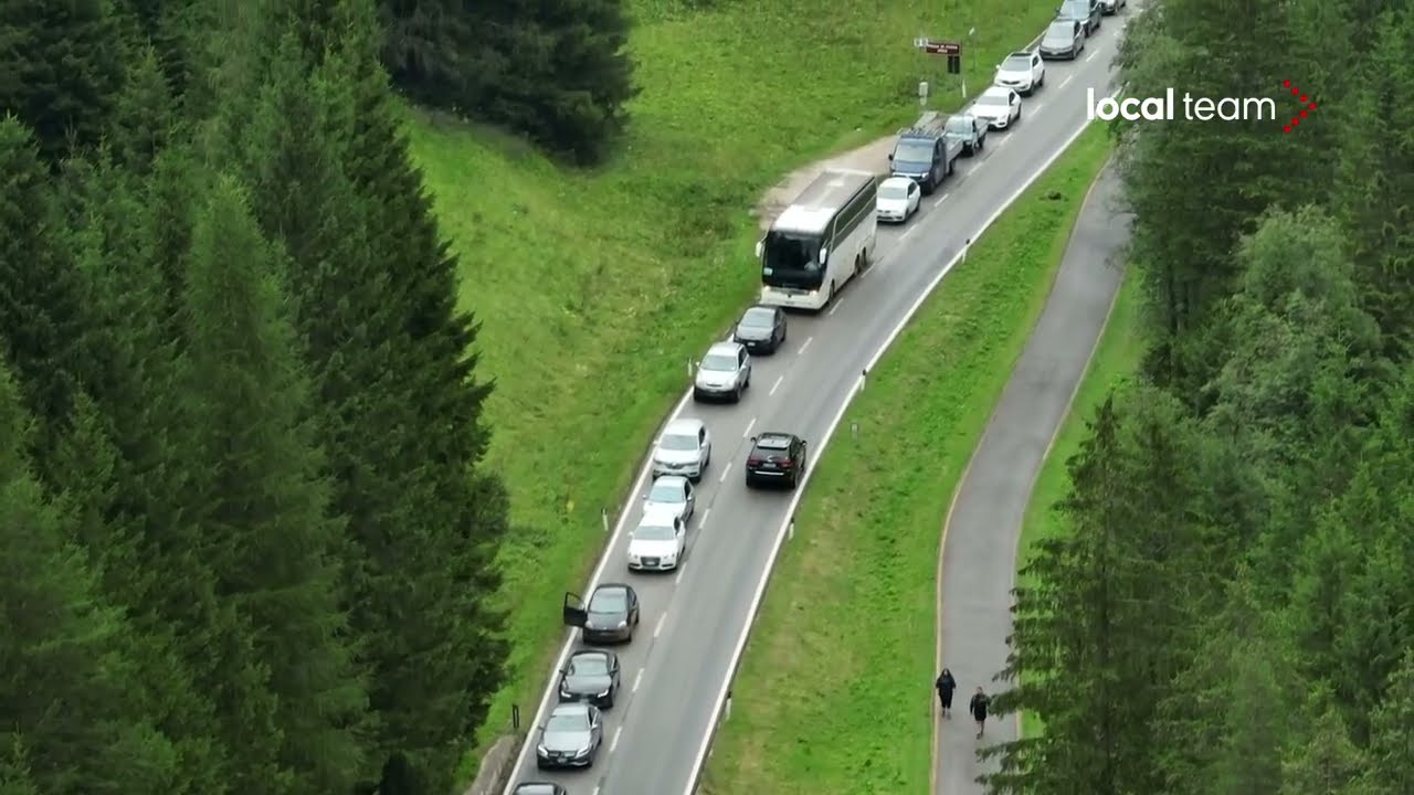 Vacanze estive, coda infinita di auto: lungo serpentone in Val di Fassa