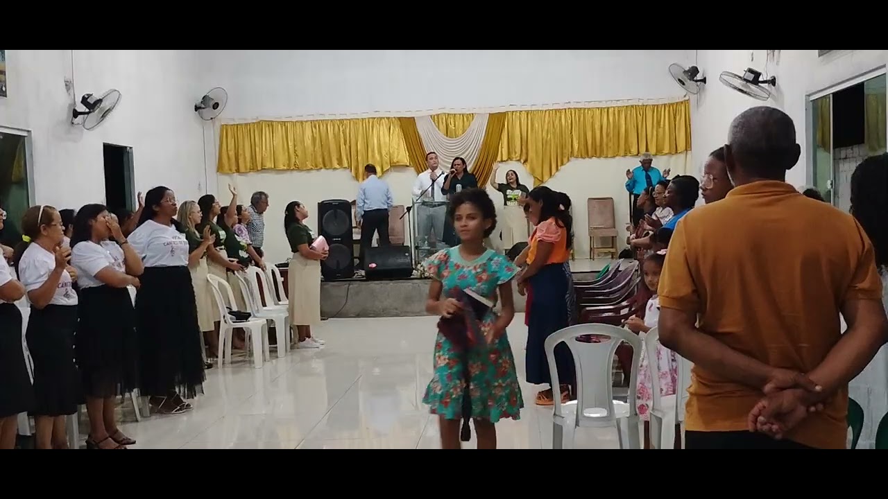 A irmã Cristiane orando pelo pregador da noite, congregação Arca da Aliança 