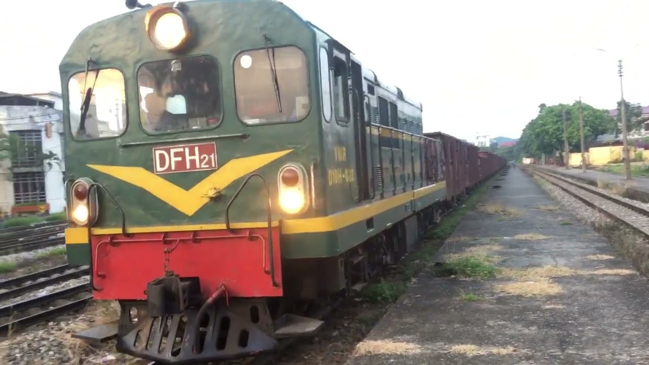 D10H-022 kéo tàu hàng rời ga Yên Bái đi Xuân Giao