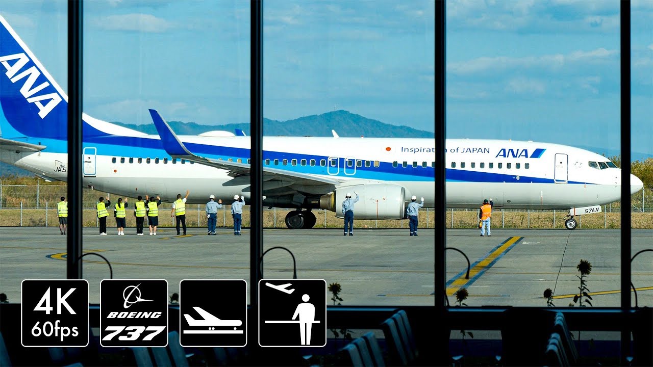 [学生服でお手振り] 岩国錦帯橋空港 羽田行きANA636便出発 [Good-Bye Wave]