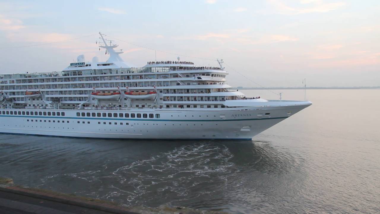 Ablegen MS Artania vom Columbus Cruise Center  in Bremerhaven