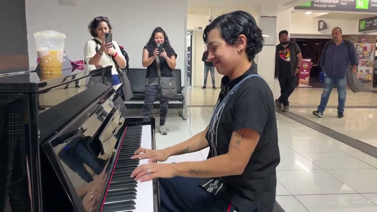 Flor Amargo Piano en el aeropuerto de la CDMX