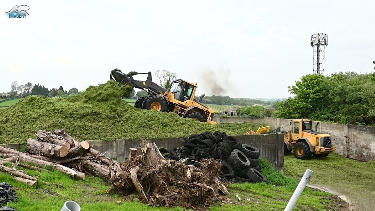 Buckraking Silage | Volvo L90 & L60 on the silage pit | Lyons Contracts | Timelapse