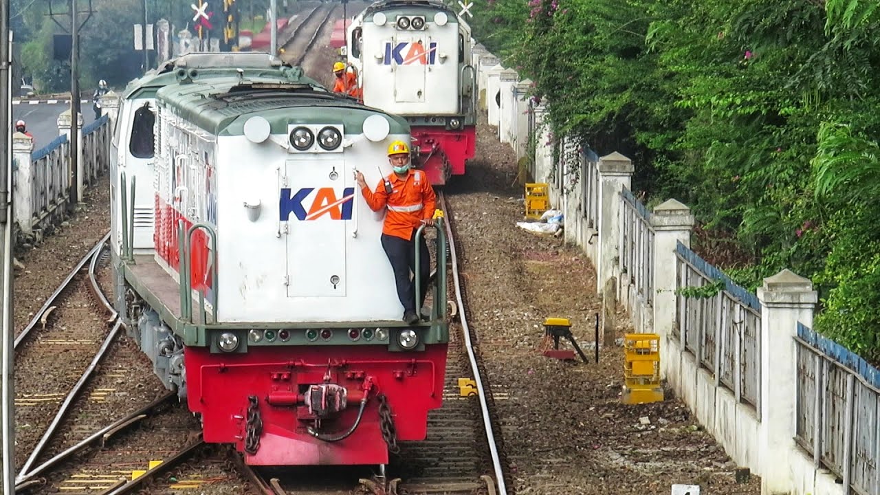 BEGINI CARA KERETA GANTI LOKOMOTIF DI STASIUN BESAR ! MOMENT YANG JARANG TERJADI !