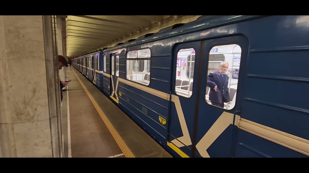 МетроМiнск: Ст.Московская. На поезд посадки нет.
