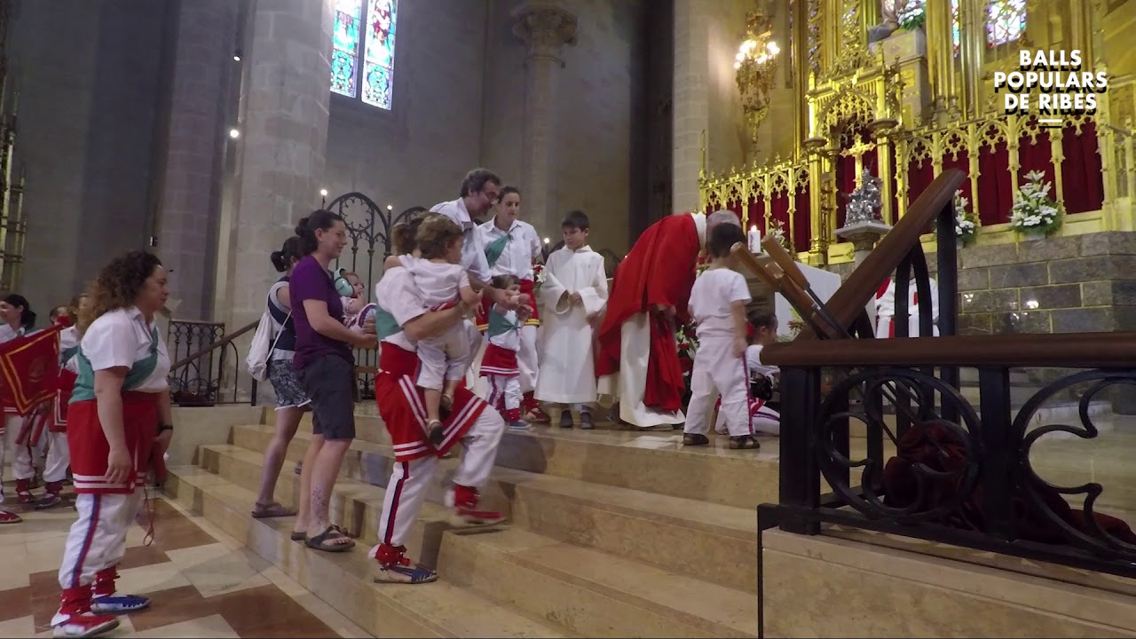Ofrena durant l’Ofici de Sant Pere 2018 | Ball de Bastons Colla Ribes 1993