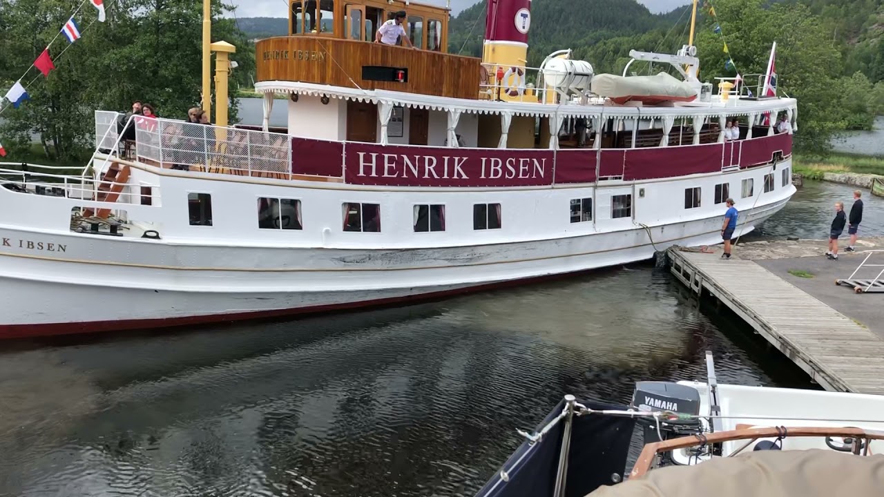 Telemarkskanalen - &laquo;MS Henrik Ibsen&raquo; snur ved Lunde sluse.