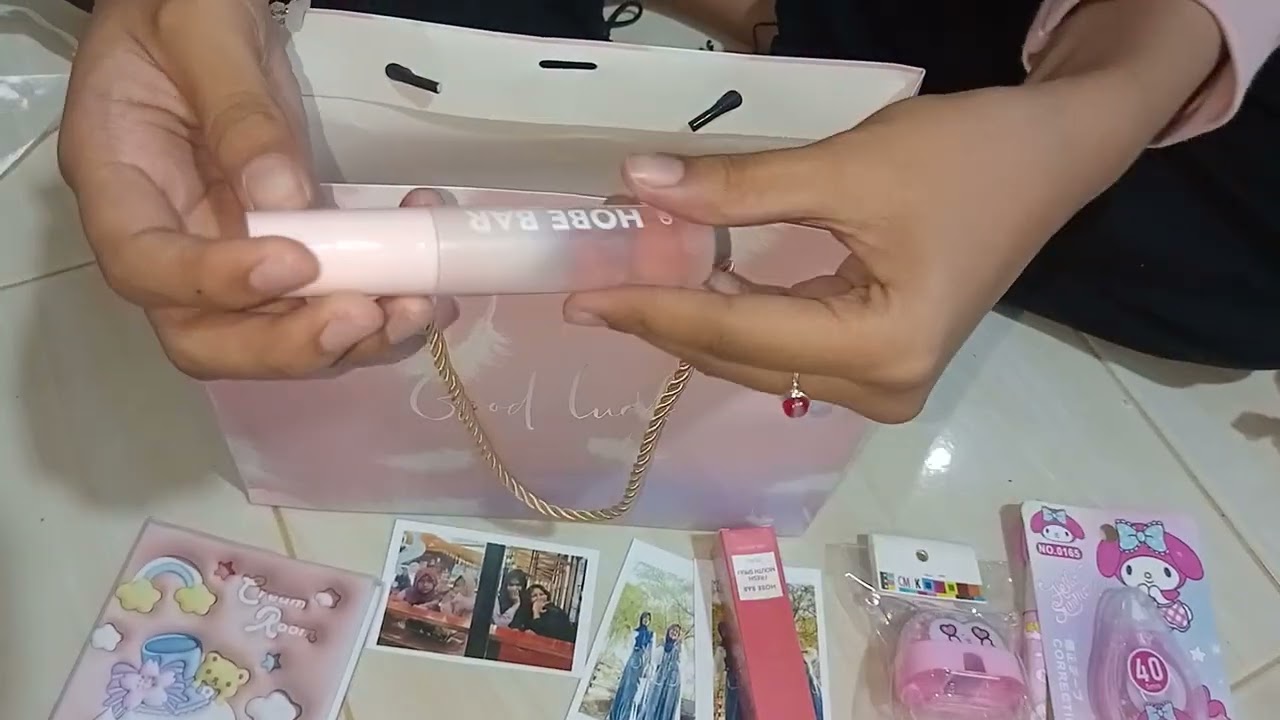 Unboxing bingkisan dari sepupu