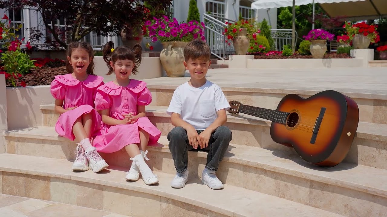 Cântă și dansează (cover) Golden Voices Academy by Robert Pâlșu  🎤 🎤🎤 Anastasia, Luca & Sofia  💛 💛 💛