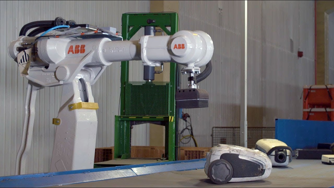 Roboten som demonterar en dammsugare p&aring; Stena Nordic Recycling Center