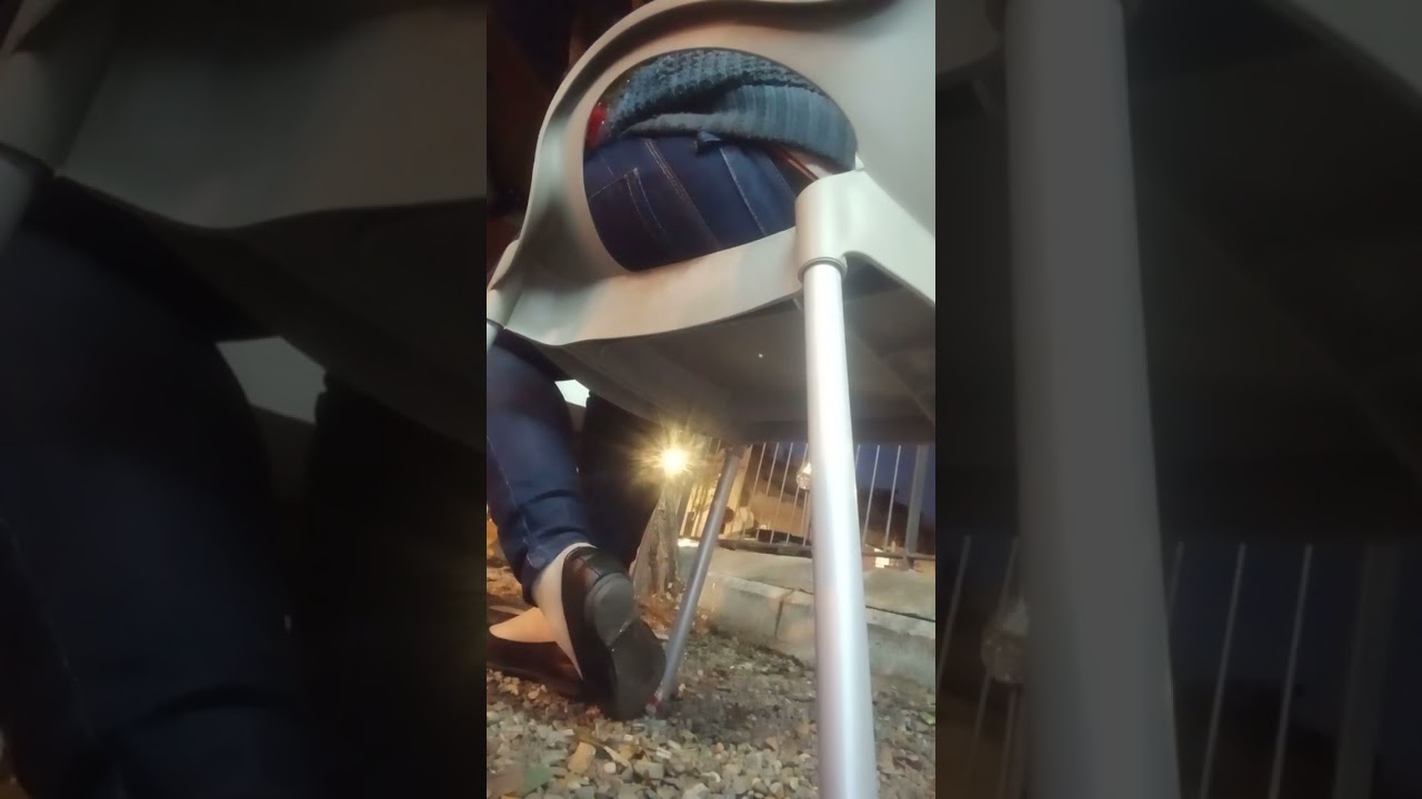 Nuevo shoeplay con nuevas bailarinas y medias de nylon nuevas en terreno de piedras 