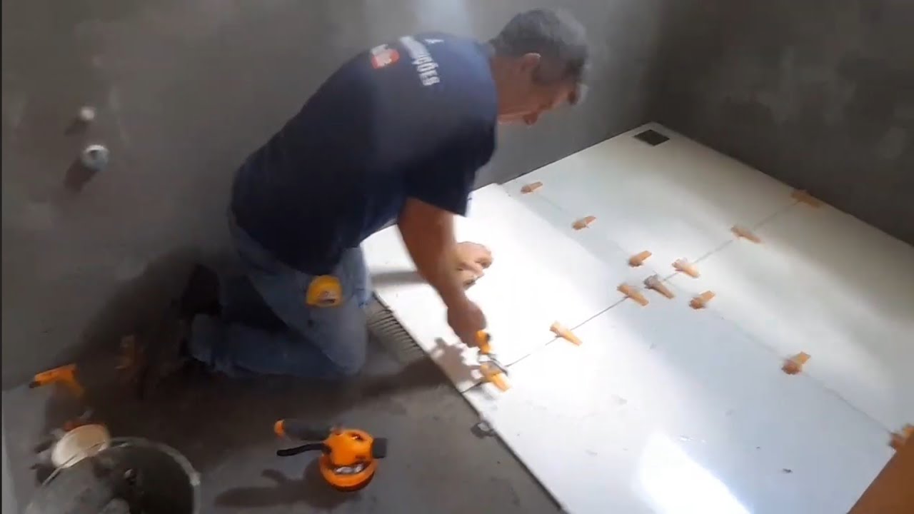 Como assentar pisos porcelanato em banheiro. 