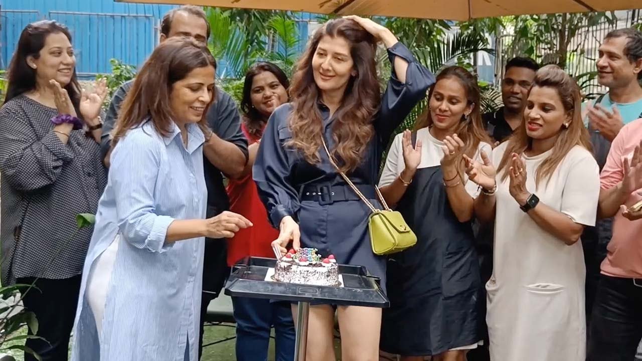 Sangeeta Bijlani ने दोस्तों और Media के साथ Juhu स्थित Kromakay Salon में मनाया अपना जन्मदिन