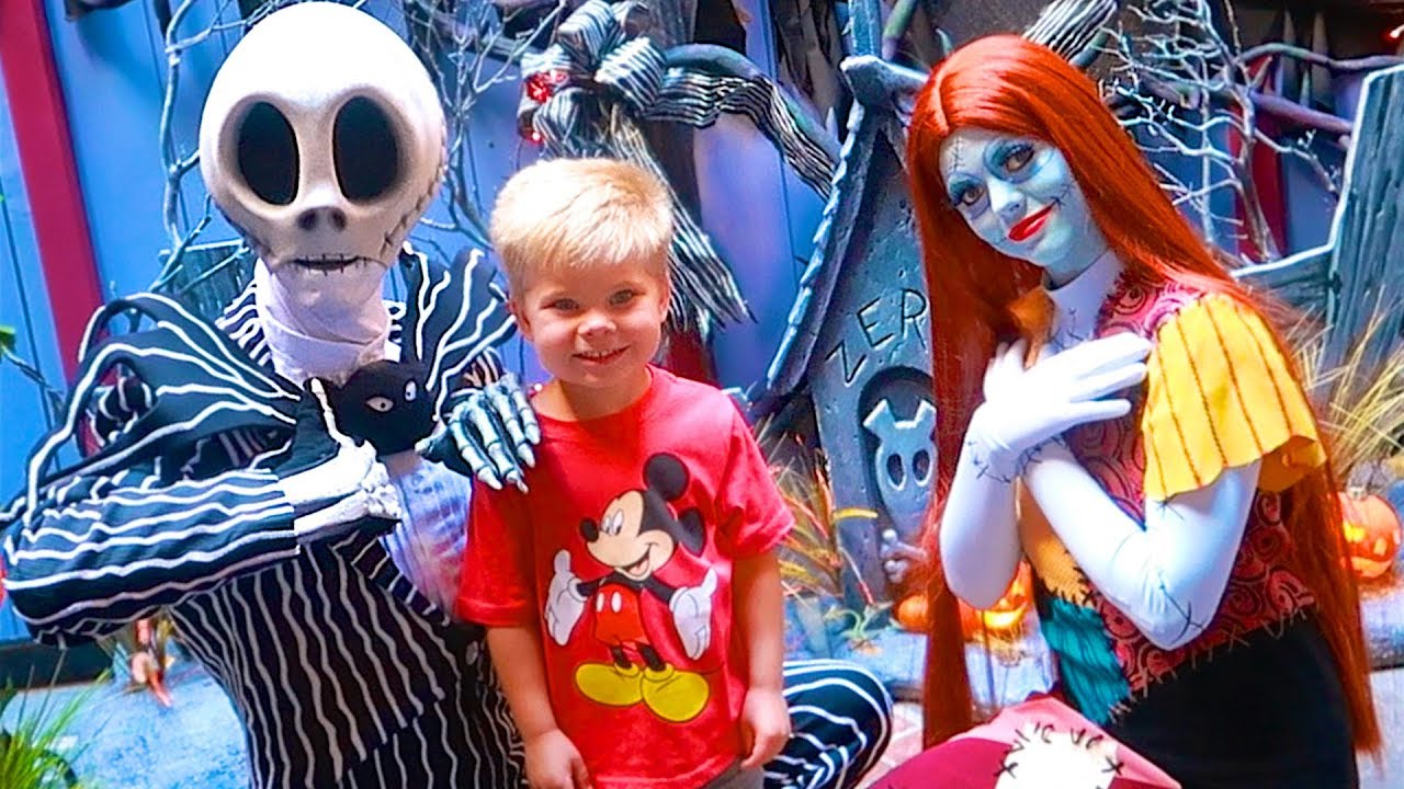 NIGHTMARE BEFORE CHRISTMAS IN REAL LIFE! ☠️ Rare Jack Skellington and Sally Disneyland Meet & Greet!
