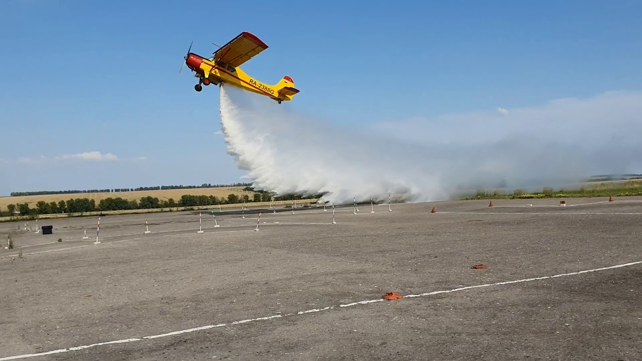 PZL-101A сброс воды.  PZL-101A Gawron water drop.