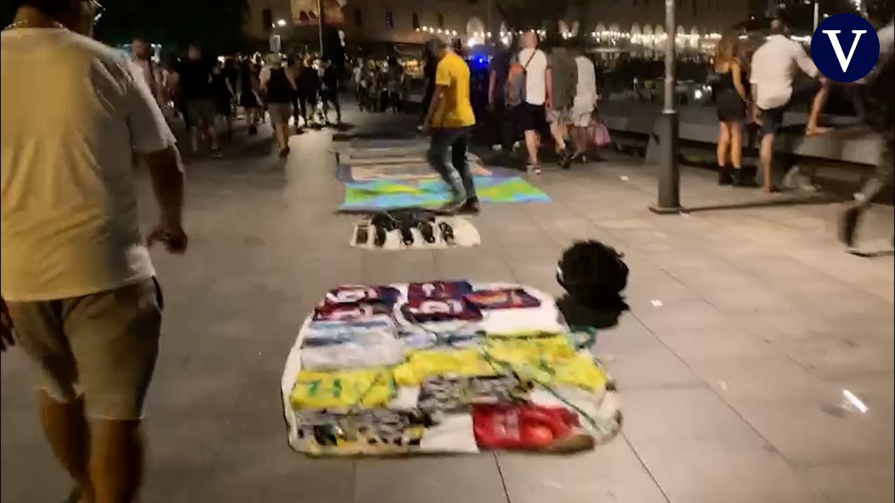Lateros, mojiteros y manteros toman el centro de Barcelona durante la noche Sant Joan