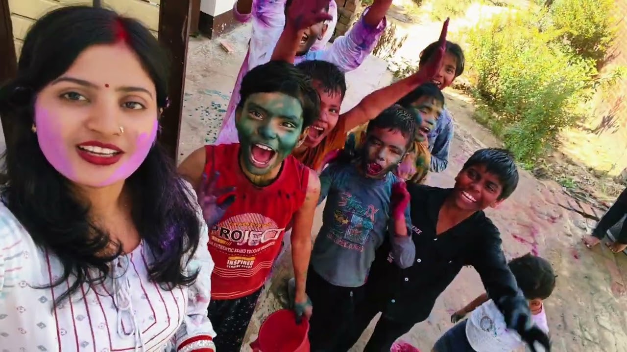 Is baar manai gao ki holi