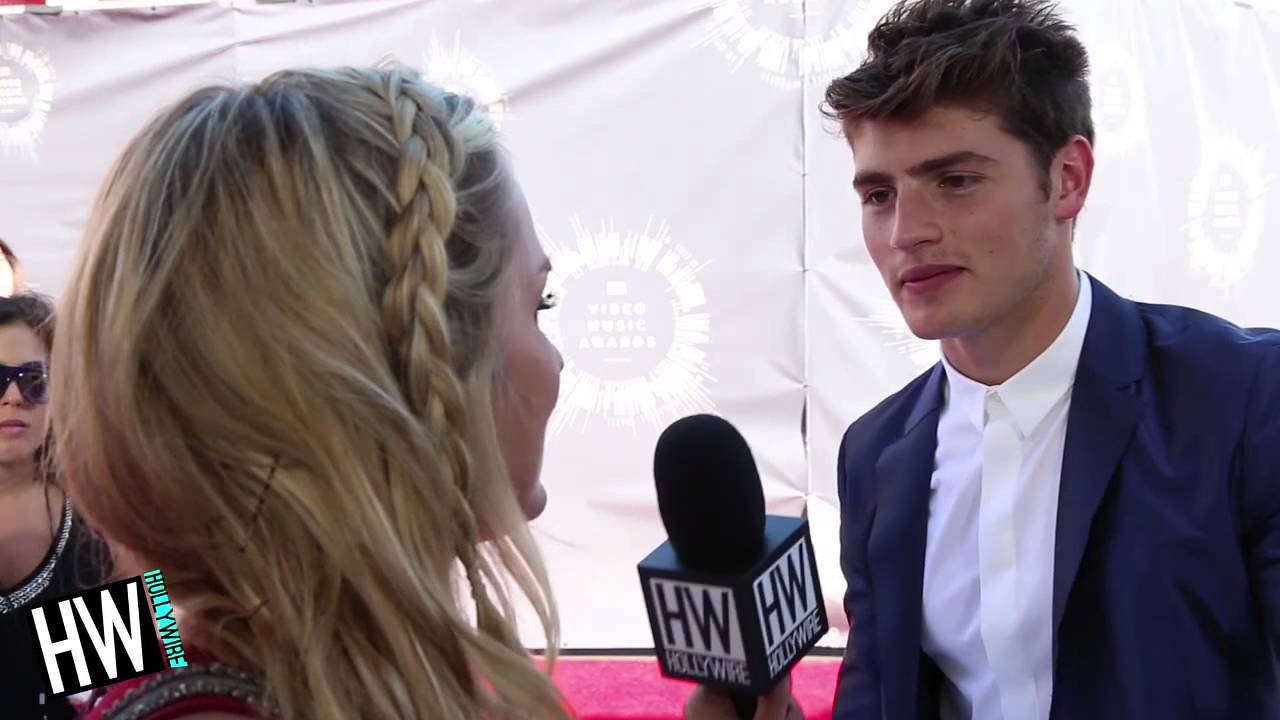 ‘Faking It’s’ Gregg Sulkin Teases Season 2 Drama! (2014 MTV VMAs)