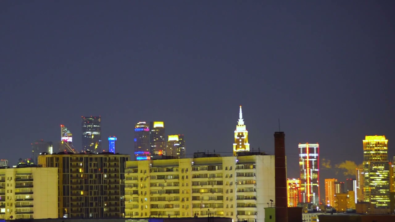 Ночной вид из окна — сталинская высотка, небоскрёбы, тишина