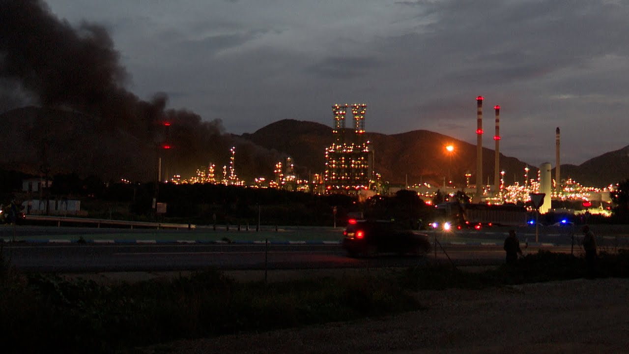 Un incendio en la refinería de Repsol en Cartagena provoca una gran columna de humo sin heridos