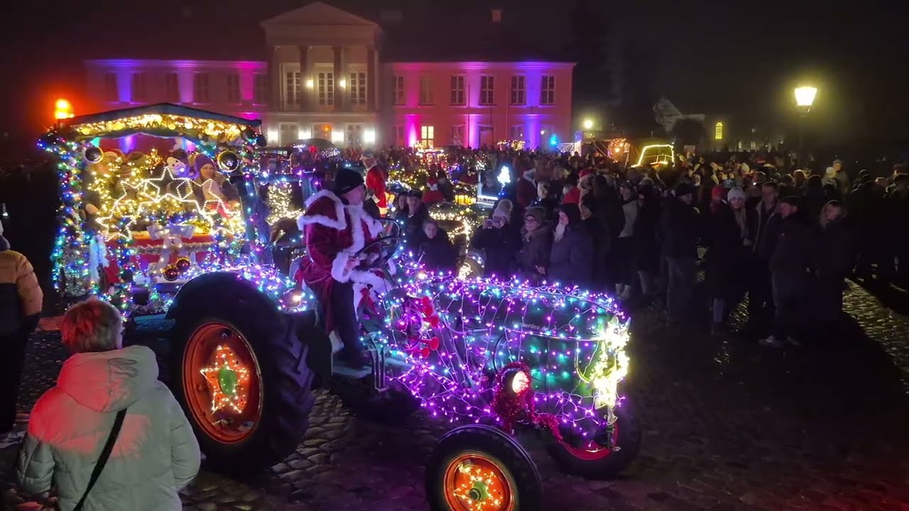 Lichterfahrt in Neustrelitz | Zum letzten Mal Treckerdeo auf dem Schlossberg