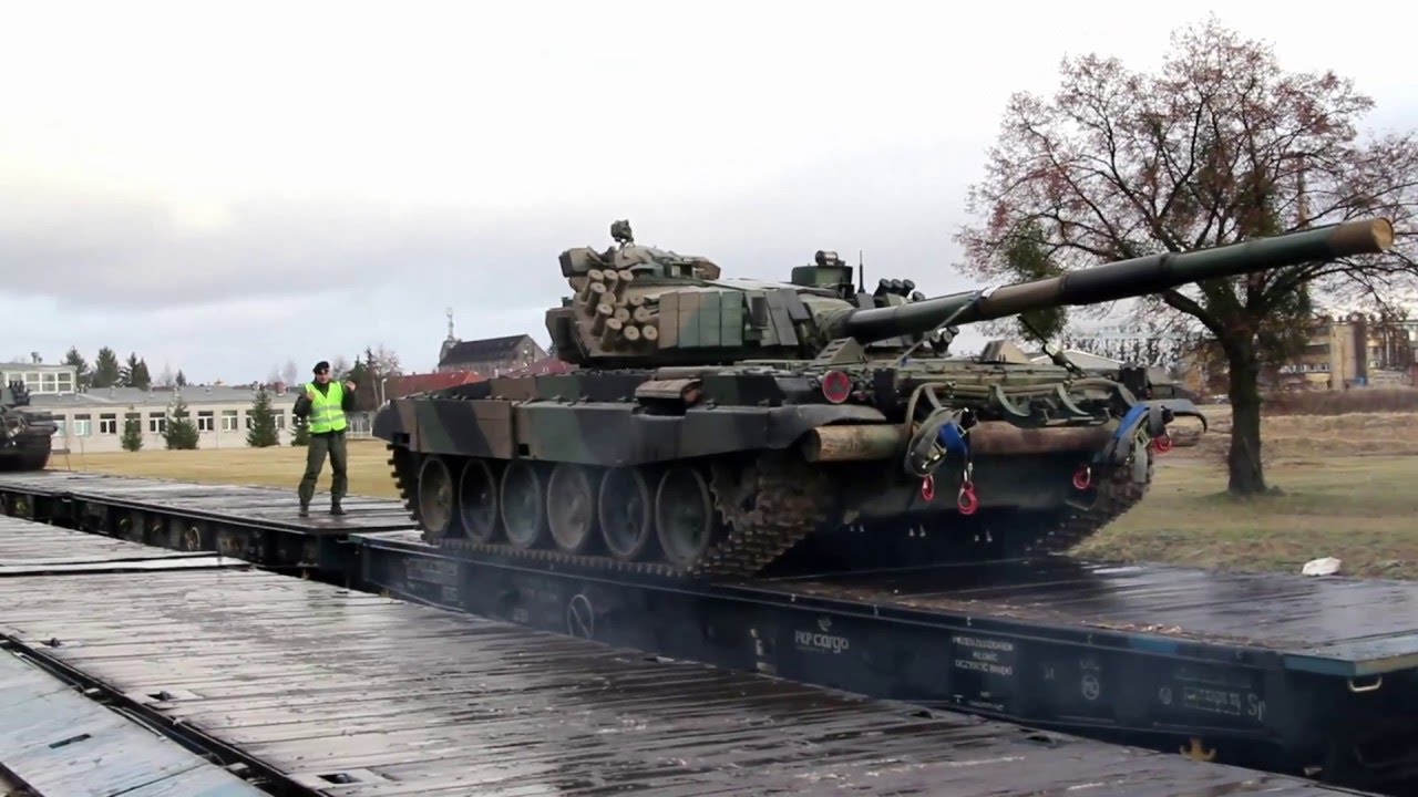 Załadunek pojazd&oacute;w na wagony / Loading military vehicles on railway cars