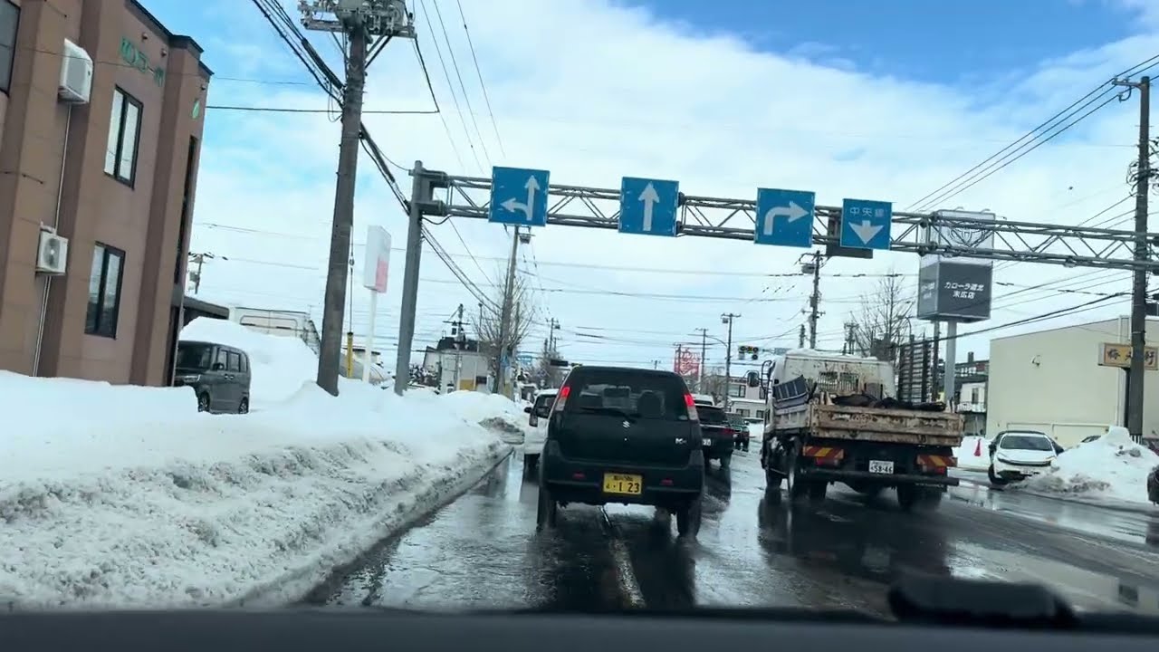 輝く空と雲の下｜雪解けの街なかドライブ