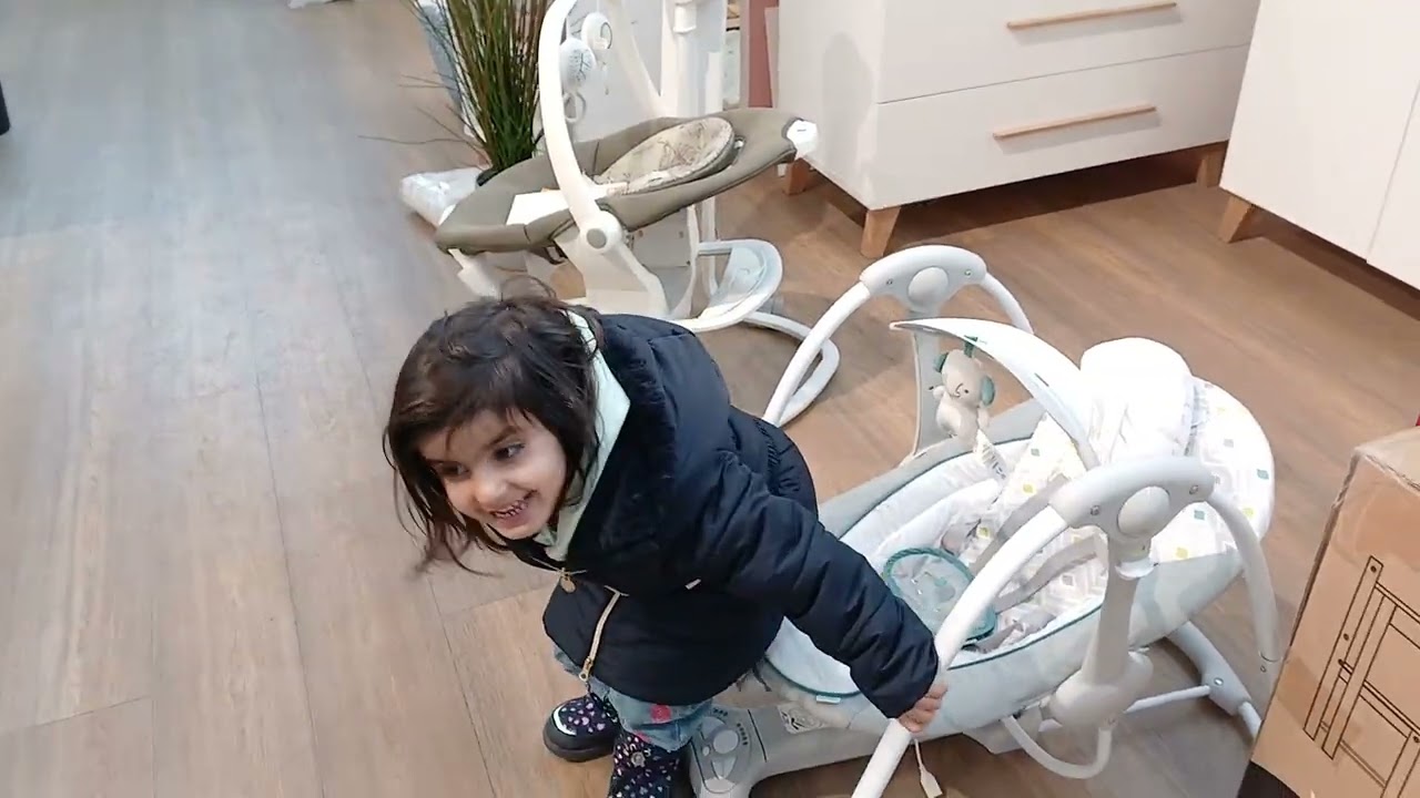عم ترجع ذكرياتها 😅😅🌹