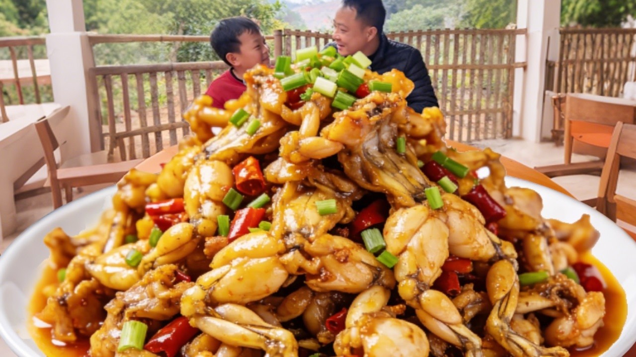 广西黄豆焖田鸡，滑嫩田鸡配香豆，这味道直接封神！ 【农人小永】#烟火气满满的乡村美食 #农村美食