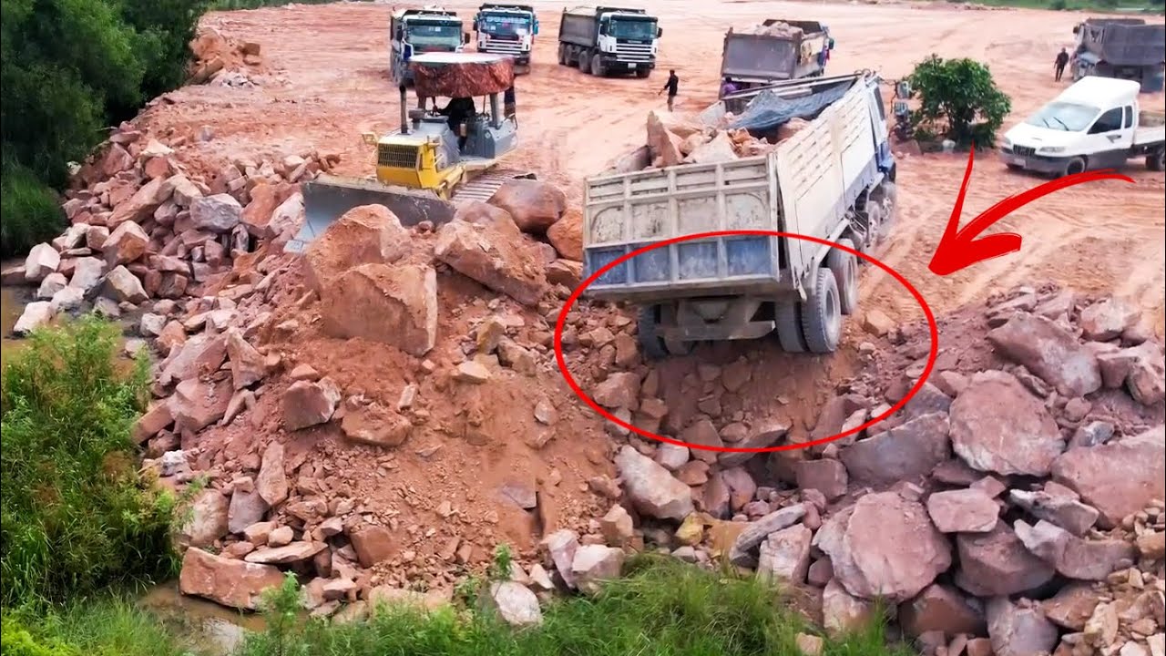 Almost Fail !! No Skill Dump Trucks Driver Almost Fail  And Get Recovery Dump Trucks