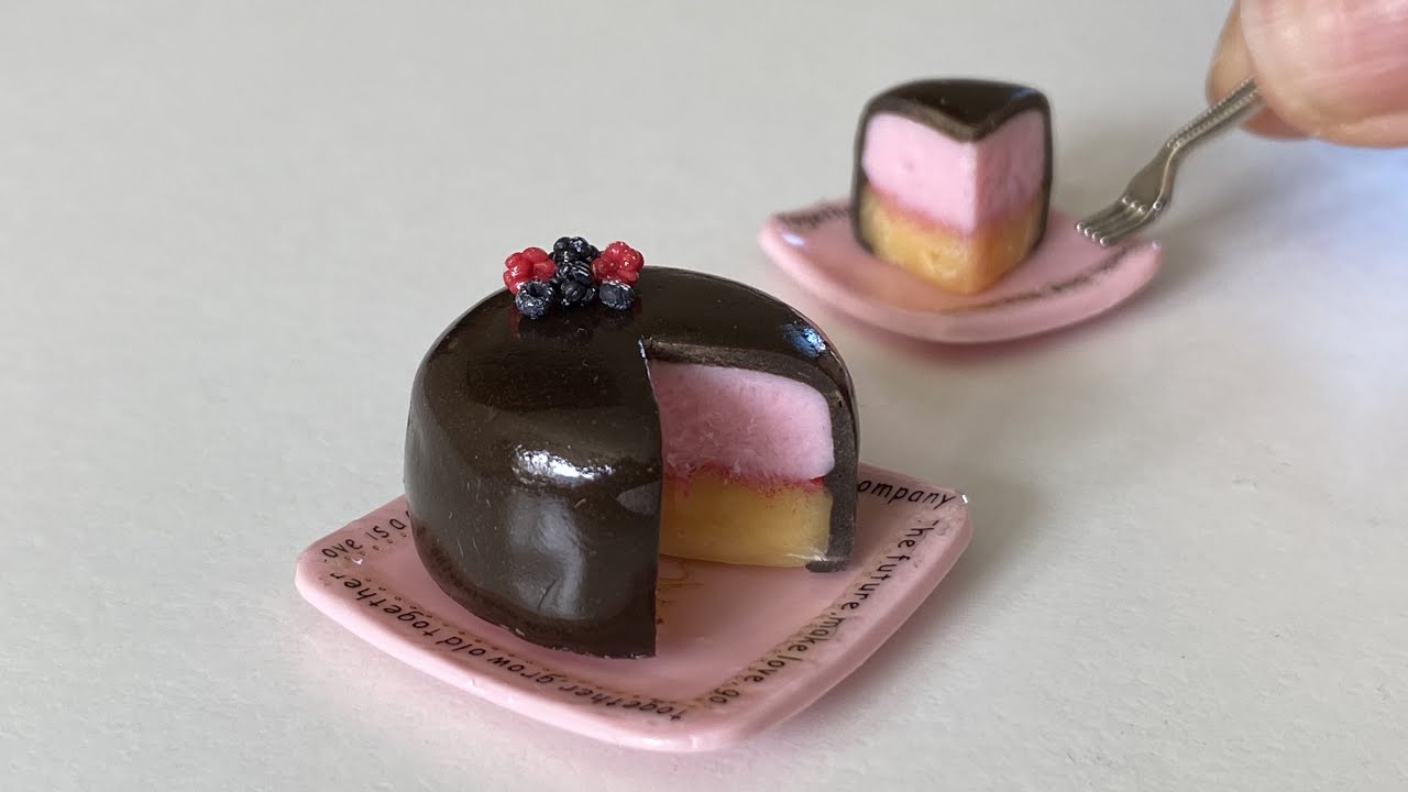 樹脂粘土でミニチュアフード【ラズベリー、ブルーベリー、ブラックベリーがのったチョコレートケーキ】