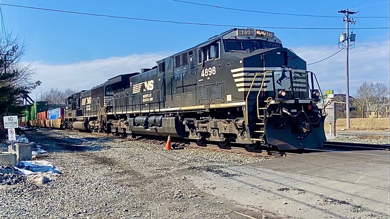 SD70ACC Trails on NS 28X