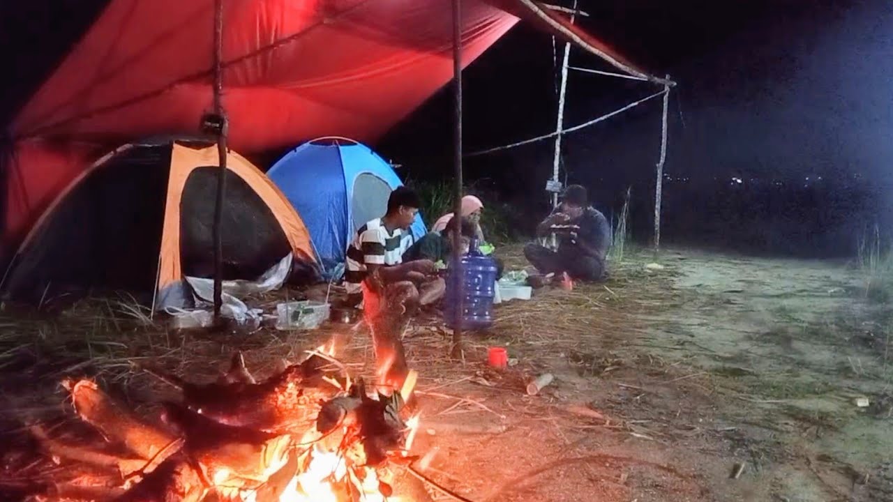 camping hujan deras di atas bukit makan enak sambil menikmati pemandagan